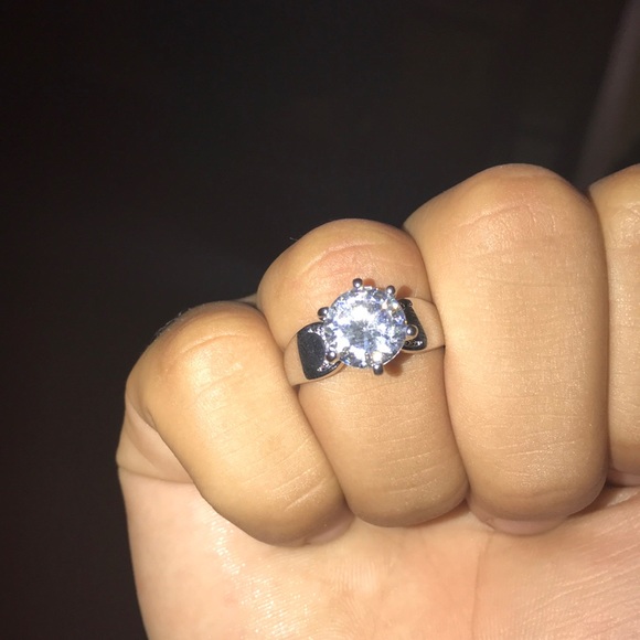 Women’s cubic zirconia and stainless steel ring - Picture 3 of 4